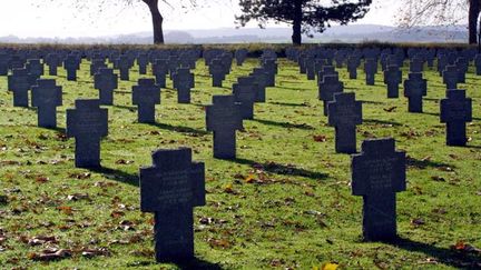  (Envoyé au front, Freinet est blessé au poumon sur le champs de bataille (ici, un cimetière allemand à Cerny-en-Laonnois © Maxppp)