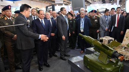 Le président égyptien Abdel Fattah Al-Sissi, en visite au premier salon de l'armement organisé au Caire le 3 décembre 2018. (Présidence Egyptienne / AFP)