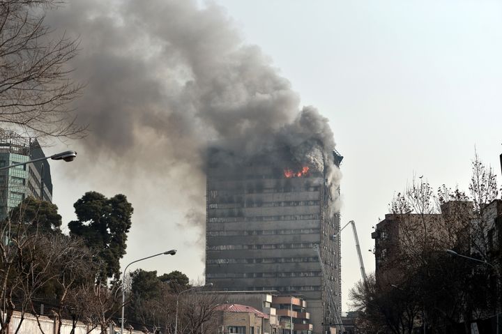 L'immeuble était la proie des flammes avant son effondrement, le 19 janvier 2017 à Téhéran (Iran).&nbsp; (FATEMEH BAHRAMI / ANADOLU AGENCY / AFP)