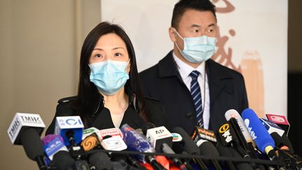 Une responsable&nbsp;du Bureau de la criminalité commerciale de Hong Kong s'exprime devant la presse, le 30 décembre 2020, après le retour de deux mineurs détenus en Chine pour "passage illégal de frontière", en août. (PETER PARKS / AFP)