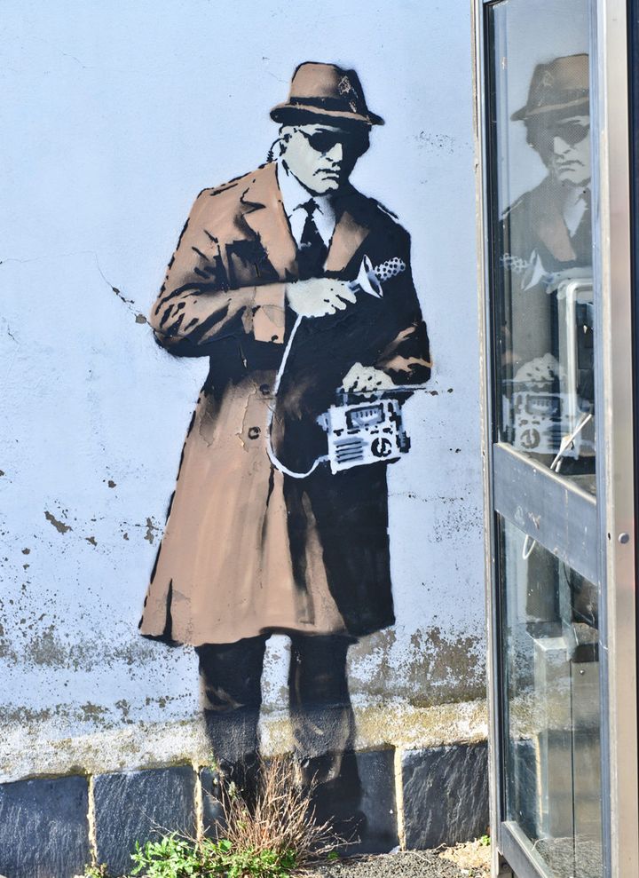 L'un des espions dessinés par Banksy à Cheltenham réalisé le 13 avril 2014.
 (Jules Annan/Photoshot/MAXPPP )