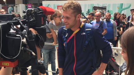 Kevin Mayer fatigué après avoir fêté avec sa famille et ses amis sa belle victoire au décathlon lors des championnats du monde d'athlétisme à Londres. (ELIOT WILLE / RADIO FRANCE)