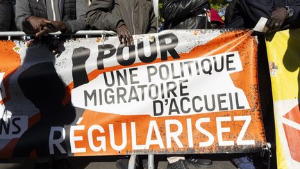 Manifestation devant le Sénat le lundi 6 novembre (VINCENT ISORE / MAXPPP)