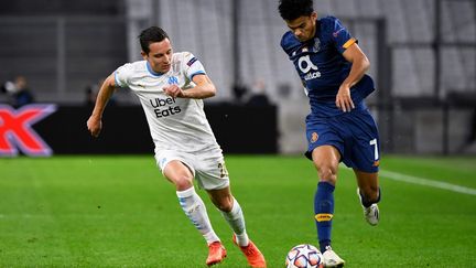 Florian Thauvin (Marseille) et Luis Diaz (Porto) (NICOLAS TUCAT / AFP)