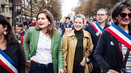 Marine Tondelier, patronne des Ecologistes, et Lucie Castets, à Paris, lors d'une manifestation, le 1er octobre 2024. (BASTIEN OHIER / HANS LUCAS VIA AFP)