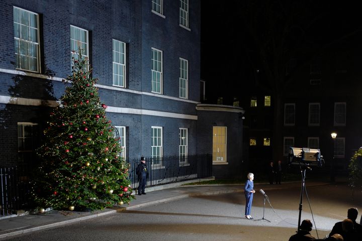 La Première ministre conservatrice Theresa May s'adresse à la presse, le 12 décembre 2018 à Londres (Royaume-Uni), après avoir remporté le vote de défiance organisé au sein de son parti. (TOLGA AKMEN / AFP)