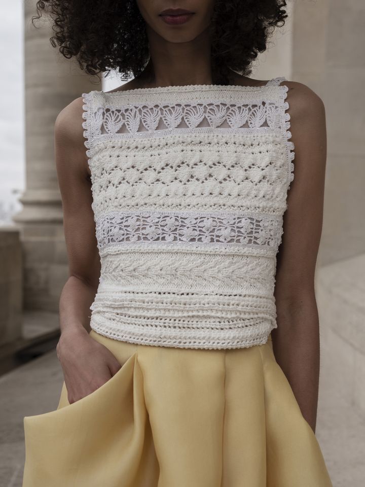 La mannequin Zuleica Eliana porte un top à bretelles et crochet brodé sur une jupe en gazar jaune de la collection couture printemps-été 2022 de Christophe Josse au Panthéon à Paris, janvier 2022 (Cécile Bortoletti)