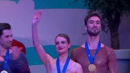 C’est une première pour le patinage français. Un mois après l’or olympique, Gabriella&nbsp;Papadakis et Guillaume Cizeron se sont donc offert un cinquième sacre mondial, samedi 26 mars à Montpellier (Hérault). Champions de monde de danse sur glace, ils décrochent au passage un nouveau record du monde.&nbsp; (FRANCEINFO)