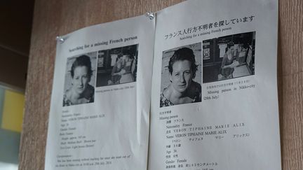 Des avis de recherche concernant la touriste française Tiphaine Véron, accrochés à Nikko au Japon, le 23 août 2018. (KAZUHIRO NOGI / AFP)