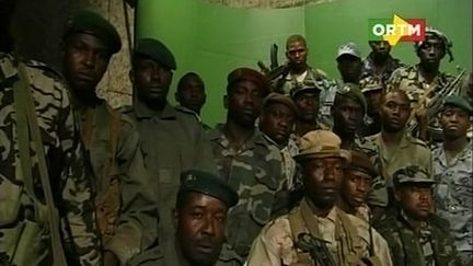 Des militaires putschistes dans les locaux de la t&eacute;l&eacute;vision malienne ORTM le jeudi 22 mars 2012. (CAPTURE D'ÉCRAN ORTM / REUTERS)