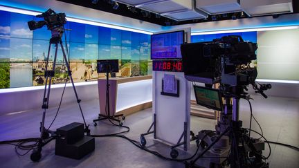 Screens and cameras at the premises of France Télévisions, December 21, 2022. (MAEVA DESTOMBES / HANS LUCAS / AFP)