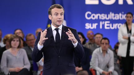 Emmanuel Macron lors d'une consultation sur l'Europe, à&nbsp;Épinal (Vosges), le 17 avril 2018. (FREDERICK FLORIN / AFP)