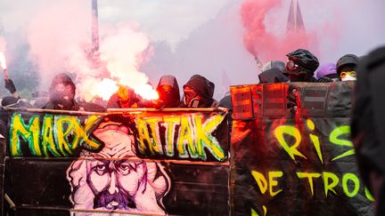 Des black blocs lors de la manifestation du 1er-Mai, à Paris. (DAVID SPEIER / NURPHOTO)