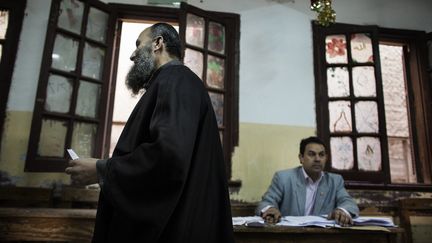 Un homme en train de voter &agrave; l'occasion du r&eacute;f&eacute;rendum sur la constitution, au Caire en Egypte, le 15 d&eacute;cembre 2012.&nbsp; (MARCO LONGARI / AFP)