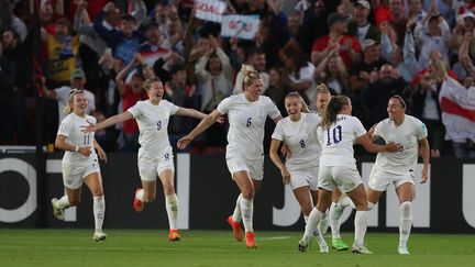 Les joueuses anglaises célèbrent un but de Lucy Bronze, à Sheffield (Royaume-Uni), le 26 juillet 2022. (MI NEWS / NURPHOTO via AFP)
