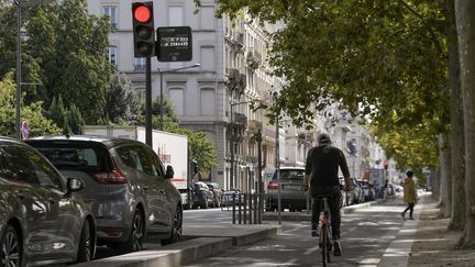 Un cycliste sur une piste cyclable, le 28 août 2021 à Lyon (Rhône). (MAXIME JEGAT / MAXPPP)