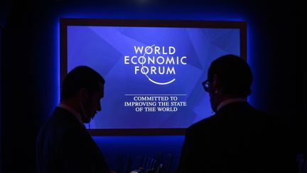 Des organisateurs du Forum de Davos, en Suisse, le 21 janvier 2019. (FABRICE COFFRINI / AFP)