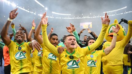 21 ans après, le FC Nantes a retrouvé le goût d'un titre. Au cours d'une finale fermée, les Canaris ont fait la différence grâce à un pénalty transformé par Ludovic Blas. Le capitaine nantais qui a donc pu soulever la 4ème Coupe de France du club, véritable récompense pour un groupe qui est passé près de la relégation en ligue 2 il y a un an.