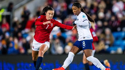 La Française Grace Geyoro au duel, le 27 octobre 2023, contre la Norvège. (MARIUS SIMENSEN / SIPA)