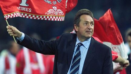 Gérard Houllier en 2001 après avoir remporté la Coupe de l'UEFA avec Liverpool (PATRICK HERTZOG / AFP)