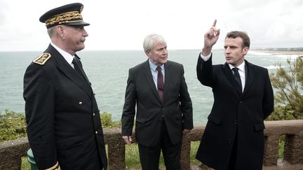 Le président de la République, Emmanuel Macron, avec le maire de Biarritz, Michel Veunac (au centre), et le préfet des Pyrénées-Atlantiques, Eric Spitz (à gauche), le 17 mai 2019 dans la cité basque. (IROZ GAIZKA / AFP)