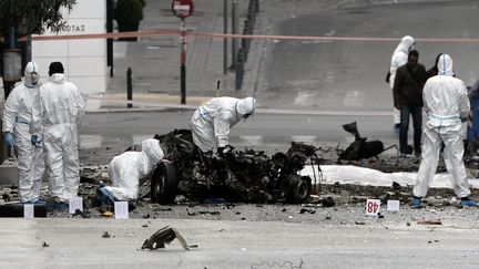 La police s'affaire sur les lieux de l'attentat, le 10 avril 2014 &agrave; Ath&egrave;nes (Gr&egrave;ce). (LOUISA GOULIAMAKI / AFP)