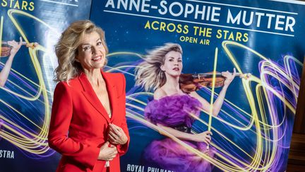 La violoniste Anne-Sophie Mutter devant l'affiche d'un concert à Munich en septembre 2018. (PETER KNEFFEL / DPA)