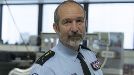 Le général Patrick Touron, chef du&nbsp;pôle judiciaire de la gendarmerie française (PJGN), à Cergy, près de Paris, le 22 novembre 2021. (THOMAS SAMSON / AFP)