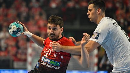 Alexandre Cavalcanti&nbsp;(Nantes)&nbsp;en défense&nbsp;sur&nbsp;Mate Lekai (Veszprem) lors du quart de finale de la Ligue des champions, le 20 mai 2021. (MAXPPP)