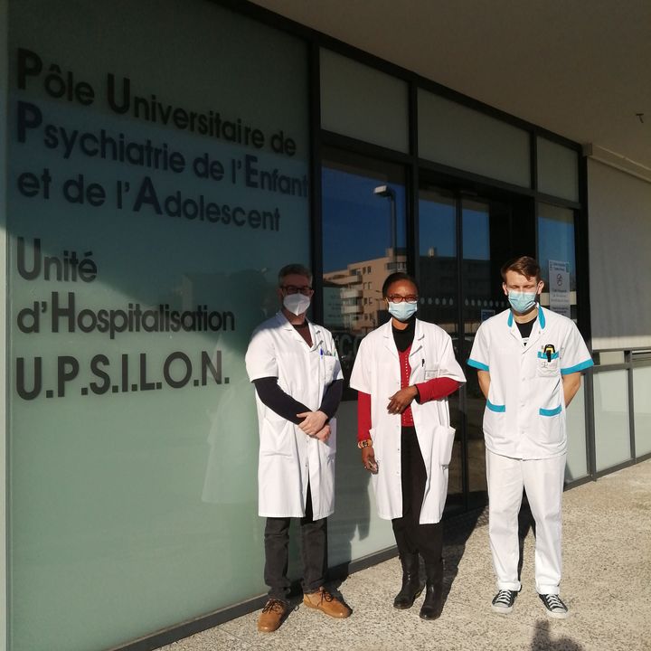 Mathieu Thomas, cadre de santé, et la docteure Adeline Tchamgoué,&nbsp;responsable de l’unité de pédopsychiatrie, à l'hôpital&nbsp;Charles Perrens de Bordeaux. (BORIS HALLIER / RADIO FRANCE)