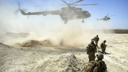 Des membres des forces sp&eacute;ciales australiennes attendent l'arriv&eacute;e de deux h&eacute;licopt&egrave;res en Afghanistan, le 8 juillet 2011. (AP / SIPA)