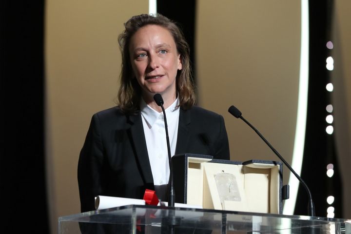 La réalisatrice Celine Sciamma reçoit le Prix de meilleur scénario pour&nbsp;Portrait d'une jeune fille en feu (VALERY HACHE / AFP)