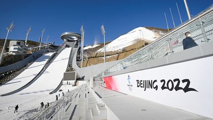 Le Centre national de saut à ski, un site pour les Jeux olympiques d'hiver de Pékin 2022, le 21 décembre 2021&nbsp;à Zhangjiakou, dans la province du Hebei (Chine). (WANG ZHAO / AFP)