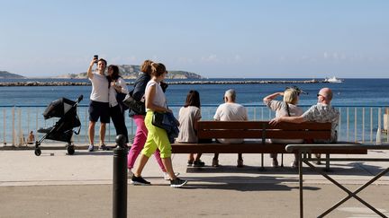 Les Marseillais et touristes profitent de la douceur des températures sur la plage des Catalans à Marseille, dimanche 16 octobre 2022. (VALLAURI NICOLAS / MAXPPP)