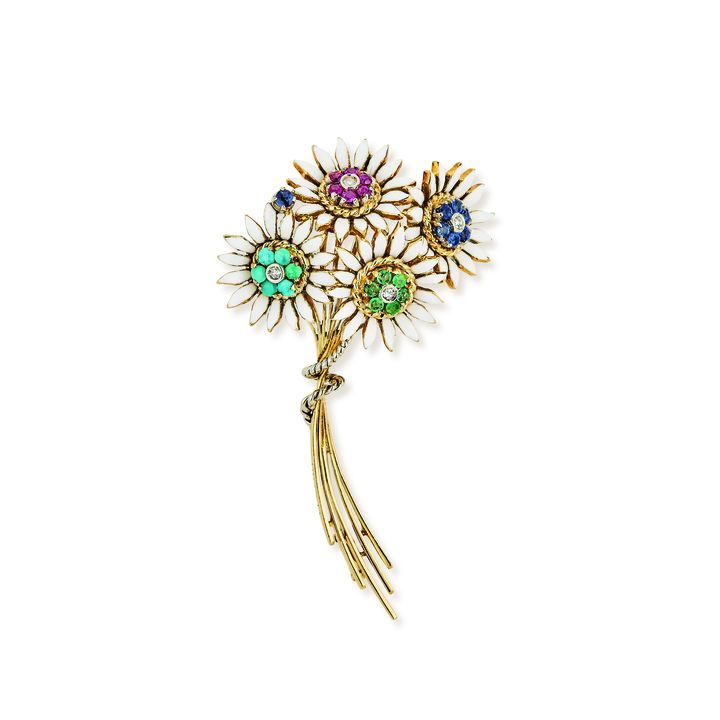 Exposition "Van Cleef & Arpels : promenade au cœur d'un jardin joaillier". Clip fleurs de 1959 en or jaune, or blanc, émeraudes, rubis, saphirs, turquoise, émail et diamants. (VAN CLEEF & ARPELS)