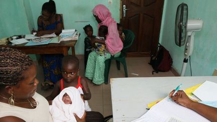 Consultation dans un dispensaire, qui traite des malades atteints du sida, à Lomé, au Togo, le 20 août 2012. (AFP - GODONG - BSIP)