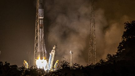 Lencement d'une fusée Soyouz à Kourou en Guyane le 18 décembre 2019.&nbsp;La Russie suspend les lancements de la fusée Soyouz depuis la base spatiale de Kourou en réaction aux sanctions de l'Union européenne à l'encontre de Moscou. (JODY AMIET / AFP)