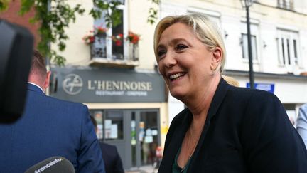 Marine Le Pen, s'adresse à la presse, au lendemain des résultats des élections législatives, à Hénin-Beaumont, dans le nord de la France, le 20 juin 2022. (DENIS CHARLET / AFP)