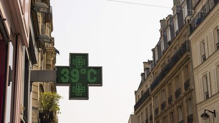 Une pharmacie du 18e arrondissement de Paris indique une température de 39 °C le 18 juin 2022. (ARNAUD DUMONTIER / MAXPPP)