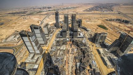 Vue des travaux de construction en cours dans le "quartier des affaires et des finances" du mégaprojet "Nouvelle capitale administrative" de l'Égypte, à quelque 45 kilomètres à l'est du Caire, le 3 août 2021. (KHALED DESOUKI / AFP)