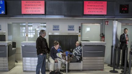 Des passagers patientent &agrave; l'a&eacute;roport Saint-Exup&eacute;ry de Lyon (Rh&ocirc;ne), le 2 avril 2012, en raison d'une gr&egrave;ve des contr&ocirc;leurs a&eacute;riens. (JEAN-PHILIPPE KSIAZEK / AFP)