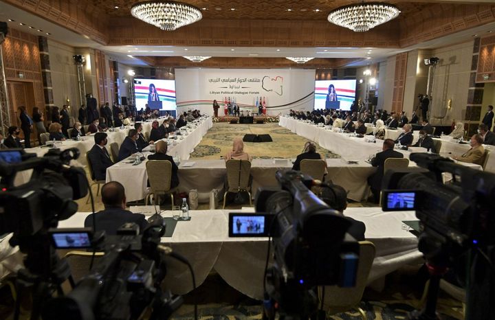 La salle des négociations sur la paix en Libye, le 9 novembre 2020 à Gammarth, dans la banlieur de Tunis. (FETHI BELAID / AFP)