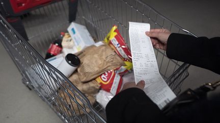 Le ticket de caisse d'une cliente dans un supermarché, à Paris, le 4 mars 2023. (SERGE TENANI / HANS LUCAS / AFP)