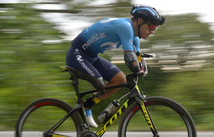 Le cycliste colombien Juan Jose Florian, lors d'une séance d'entraînement sur une route de la municipalité de Granada, dans le département du Meta, en Colombie, le 10 novembre 2020. (RAUL ARBOLEDA / AFP)