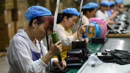 Des salariées d'une usine d'électronique à Linquan (Chine). (AN MING / MAXPPP)