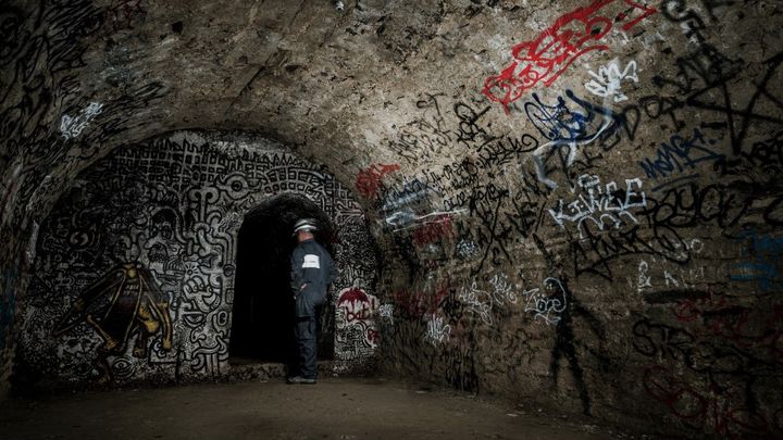 An employee of Lyon Métropole in one of the rooms of the fishbone network (JEFF PACHOUD / AFP)