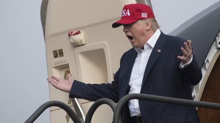 Le président américain élu, Donald Trump, le 17 décembre 2016 à sa descente d'avion à Mobile, Alabama (Etats-Unis). (JIM WATSON / AFP)