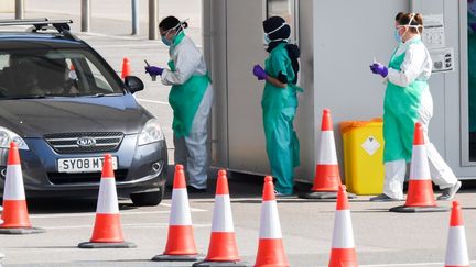 Du personnel médical effectue teste au coronavirus des soignants à&nbsp;Rochdale, au Royaume-Uni, le 16 avril 2020. (ANTHONY DEVLIN / AFP)