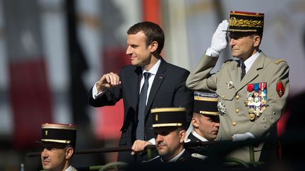 Emmanuel Macron et le général&nbsp;Pierre de Villiers, le 14 juillet 2017, lors du traditionnel défilé militaire à Paris. (CITIZENSIDE / YANN BOHAC / AFP)