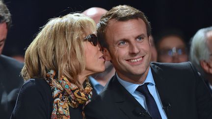 Emmanuel Macron et son épouse Brigitte en meeting au Mans pour le mouvement "EN MARCHE", le 12 octobre 2016. (?FRANCK CASTEL/WOSTOK PRESS / MAXPPP)